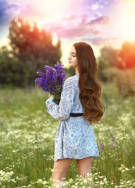 Uma Linda Garota Meia Volta Vestido Azul Uma Bota Verão — Fotografia de Stock