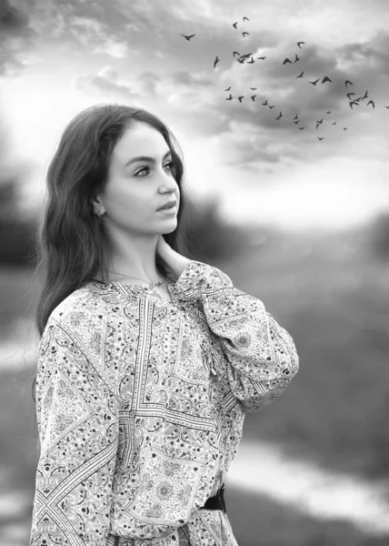 Retrato Blanco Negro Con Una Joven Mirando Distancia Fondo Cielo —  Fotos de Stock