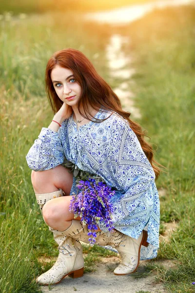 Красива Дівчина Блакитній Сукні Літні Черевики Сидять Дорозі Дикі Квіти — стокове фото