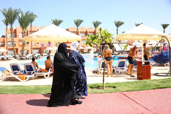 Sharm Sheikh Egito Agosto 2020 Duas Mulheres Árabes Roupas Tradicionais — Fotografia de Stock