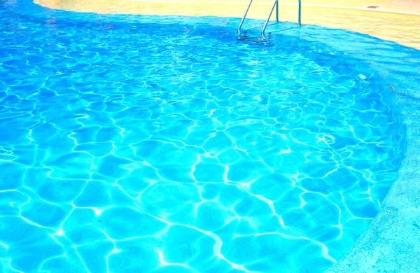 Fundo Água Azul Transparente Piscina Território Hotel Conceito Descanso Relaxamento — Fotografia de Stock