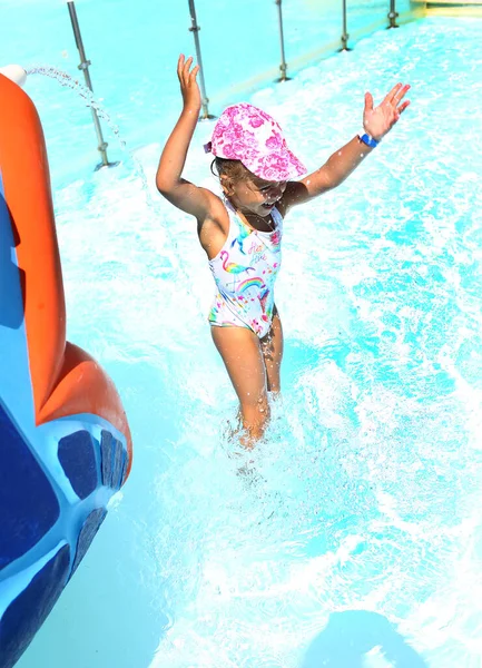 Malá Běloška Čepici Plavkách Hraje Prázdninách Bazénu Dětská Zábava Moři — Stock fotografie