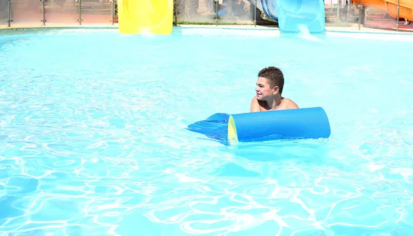 Banner Met Een Tienerjongen Het Zwembad Met Een Zachte Mat — Stockfoto