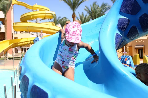 Menina Caucasiana Desliza Pelo Escorrega Água Entretenimento Infantil Mar Viajar — Fotografia de Stock