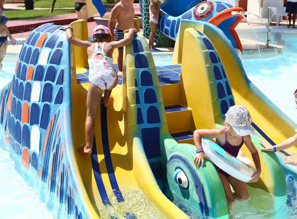Crianças Pequenas Brincam Corrediça Água Onde Está Piscina Divertimento Verão — Fotografia de Stock