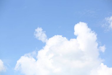 Mavi gökyüzü arka planı ve beyaz hava bulutları. Hava güzel. Hava durumu. Yaz. Buluttan geliyor. Doğa konsepti. Boşluğu kopyala