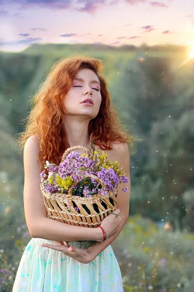 Genç Gülen Kızıl Saçlı Bir Kız Piknikte Kollarında Olgun Şeftalilerle — Stok fotoğraf