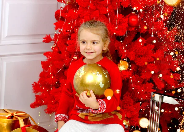 Glücklich Lächelndes Kaukasisches Mädchen Roten Weihnachtspullover Mit Einer Goldenen Kugel — Stockfoto