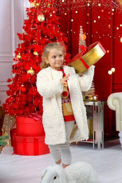 Ein Nettes Kaukasisches Mädchen Hält Eine Schachtel Ihren Händen Weihnachten — Stockfoto