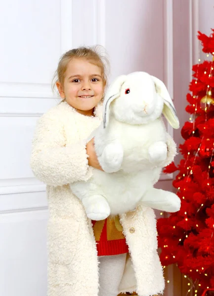 Uma Menina Caucasiana Bonito Segurando Brinquedo Coelho Fofo Branco Suas — Fotografia de Stock