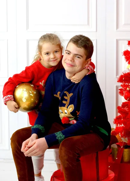 Glückliche Kinder Mädchen Und Teenager Bruder Und Schwester Lächelnd Weihnachtspullovern — Stockfoto