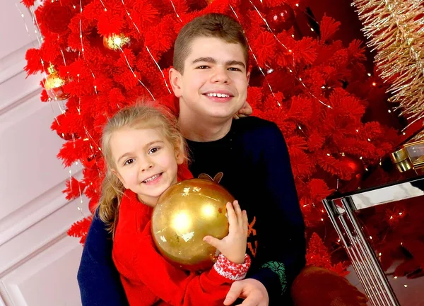 Ευτυχισμένα Παιδιά Κορίτσι Και Έφηβος Αδελφός Και Αδελφή Χαμογελώντας Χριστουγεννιάτικα — Φωτογραφία Αρχείου