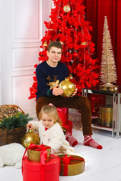 Glückliche Kinder Mädchen Und Teenager Bruder Und Schwester Lächelnd Weihnachtspullovern — Stockfoto