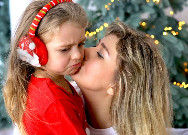 Mãe Amorosa Beijando Filhinha Fones Ouvido Para Natal Rapariga Está — Fotografia de Stock