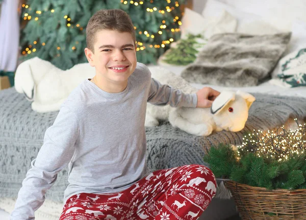 Jugendlicher Junge Schlafanzug Weihnachten Der Hintergrund Ist Ein Schönes Gemütliches — Stockfoto