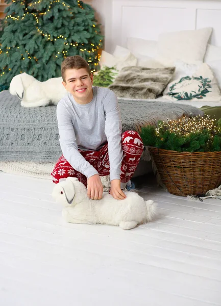 Mladý Chlapec Pyžamu Vánocům Pozadí Krásný Útulný Interiér Domácí Oblečení — Stock fotografie
