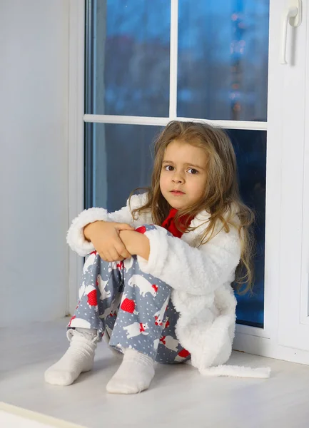 Солодка Дівчинка Сумує Вікном Піжамі Різдво Очікування Диво Подарунки Фон — стокове фото