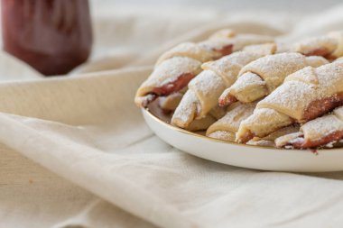 Tarif çizimlerinde kullanılmak üzere reçelli hazır kurabiye simitleri.