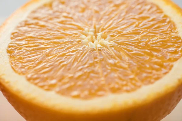 新鮮なジューシーなテクスチャのオレンジの半分を切り取り — ストック写真