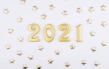 Mutlu yıllar 2021. 2020 yılı parlayan rakamları beyaz arka planda izole edilmiş. Tatil tebrik kartı tasarımı için altın nesne.