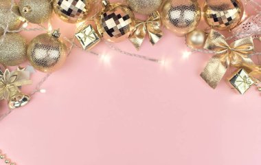 Mutlu Noeller arkaplan kavramı, kış tatilleri ve mutlu yeni yıl kartı dekorasyonu Pembe pastel toz masası çerçevesi, düz yalan, kopyalama alanı,
