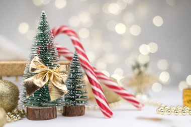 Noel özellikleri, Noel ağacı dekoru, Altın Bokeh 'in arka planında hediyeler, Yeni Yıl 2021.