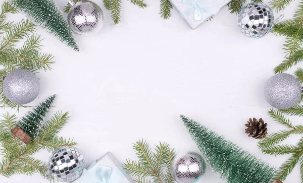 白色背景的圣诞装饰品框架 — 图库照片