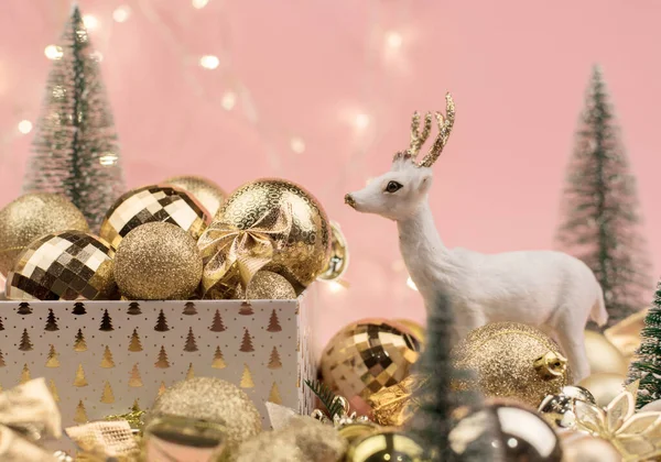 Veel Gouden Kerstballen Roze Achtergrond Nieuwjaar Achtergrond Bokeh — Stockfoto