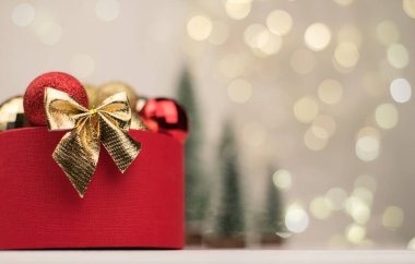 Noel arkaplanı, hediye kutusu ve arka planında altın bir fiyonk.