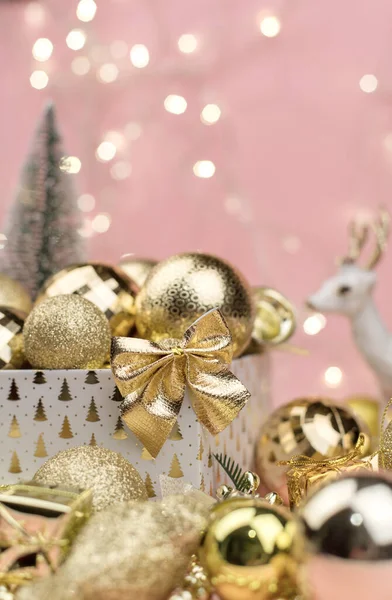 Spousta Zlaté Vánoční Koule Růžovém Pozadí Nový Rok Pozadí Bokeh — Stock fotografie