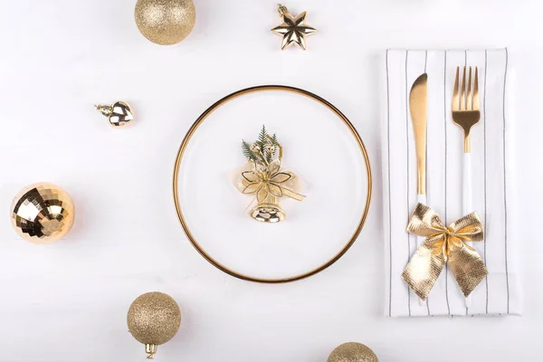 Placa blanca con borde dorado con decoraciones navideñas a su alrededor, menú de año nuevo, mesa festiva — Foto de Stock