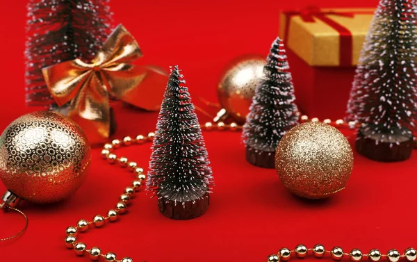 装饰圣诞树 红色背景的礼物 — 图库照片