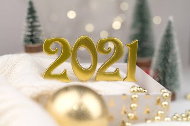 Altın Bokeh geçmişi üzerine 2021 numara. Yeni yıl havası, Noel, tebrik kartı, yeni yıl geçmişi..
