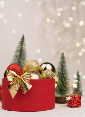 Noel arkaplanı, hediye kutusu ve arka planında altın bir fiyonk.