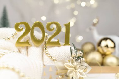 Altın Bokeh geçmişi üzerine 2021 numara. Yeni yıl havası, Noel, tebrik kartı, yeni yıl geçmişi..