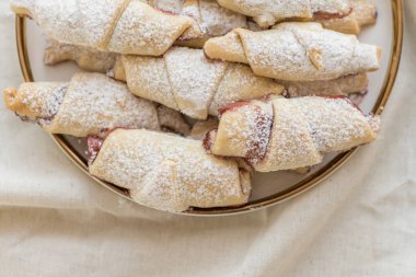 Tarif çizimlerinde kullanılmak üzere reçelli hazır kurabiye simitleri.