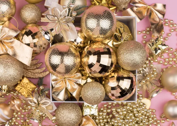 Veel Gouden Kerstballen Roze Achtergrond Nieuwjaar Achtergrond Bokeh — Stockfoto