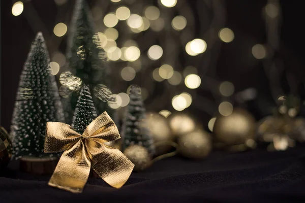 Decoratieve Kerstbomen Versierd Geschenken Voor Het Nieuwe Jaar Achtergrond Van — Stockfoto