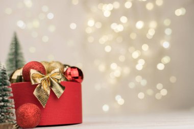 Noel arkaplanı, hediye kutusu ve arka planında altın bir fiyonk.