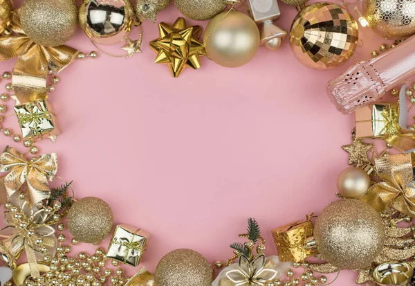 Veel Gouden Kerstballen Roze Achtergrond Nieuwjaar Achtergrond Bokeh — Stockfoto