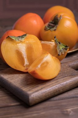 Taze olgun, hurmaların altında portakal dilimlenmiş, yakın plan..