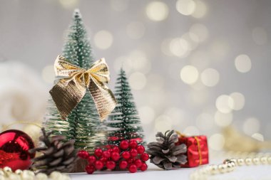 Noel özellikleri, Noel ağacı dekoru, Altın Bokeh 'in arka planında hediyeler, Yeni Yıl 2021.