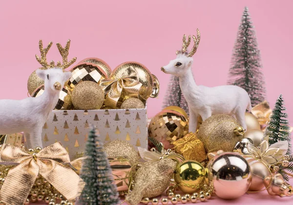 Spousta Zlaté Vánoční Koule Růžovém Pozadí Nový Rok Pozadí Bokeh — Stock fotografie