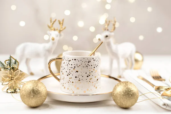 Schöne Komposition Mit Weißer Tasse Mit Goldenem Neujahrsgetränk — Stockfoto