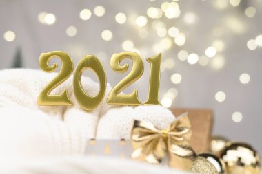 Altın Bokeh geçmişi üzerine 2021 numara. Yeni yıl havası, Noel, tebrik kartı, yeni yıl geçmişi..