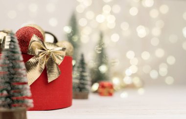 Noel arkaplanı, hediye kutusu ve arka planında altın bir fiyonk.