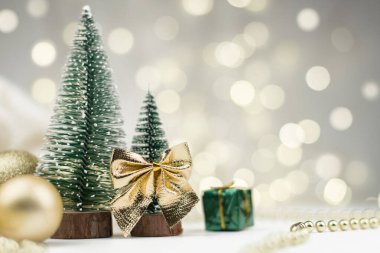 Süslü Noel ağaçları süslenmiş ve yeni yıl için hediyeler altın bokeh ışıkları, yeni yıl arkaplanı, yeni yıl havası 2021.