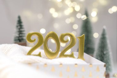 Altın Bokeh geçmişi üzerine 2021 numara. Yeni yıl havası, Noel, tebrik kartı, yeni yıl geçmişi..