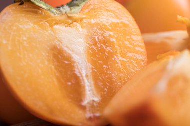 Taze olgun, hurmaların altında portakal dilimlenmiş, yakın plan..