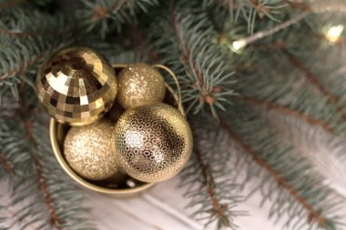 Ahşap arka planda ve Noel ağaçlarının dallarında süslü Noel oyuncakları..